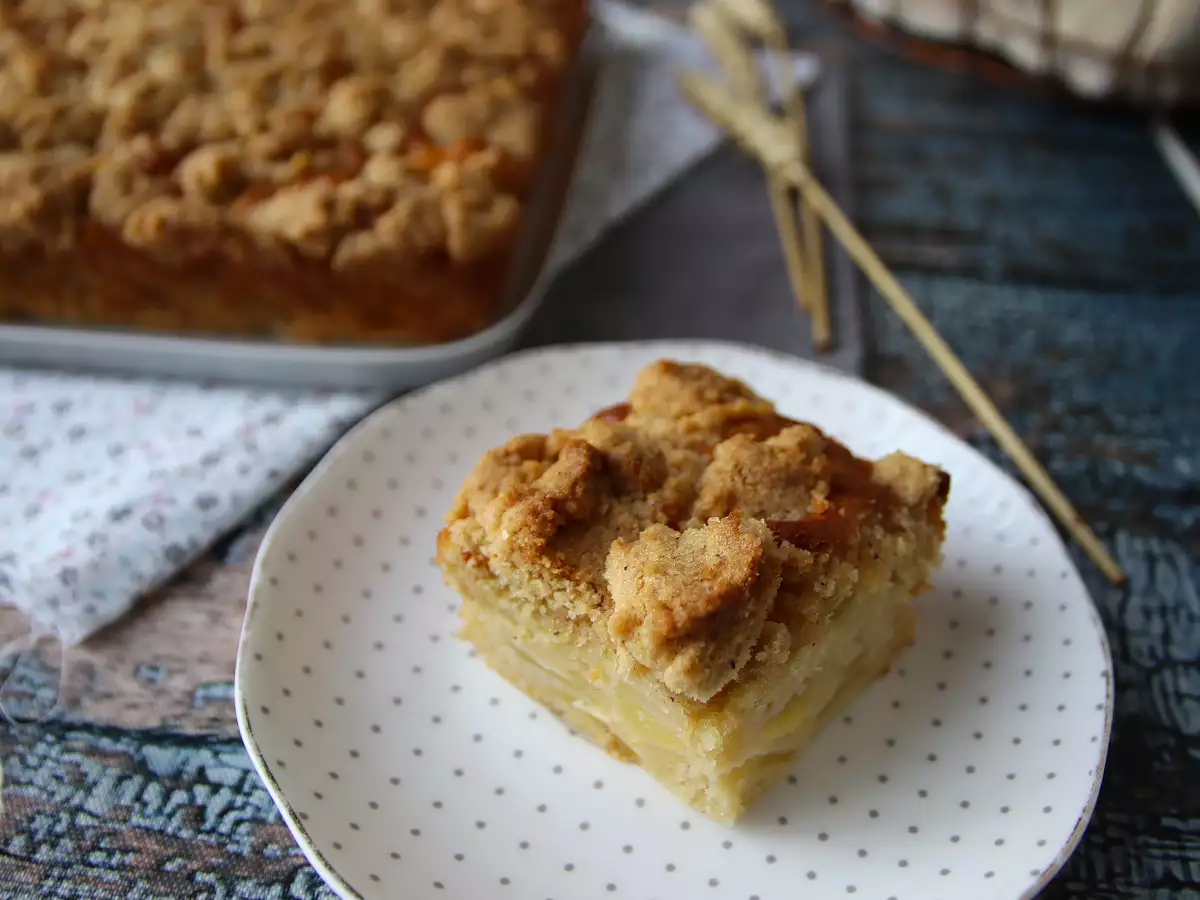 Izjemno mehka jabolčna torta s hrustljavim streuselom - fotografija 4