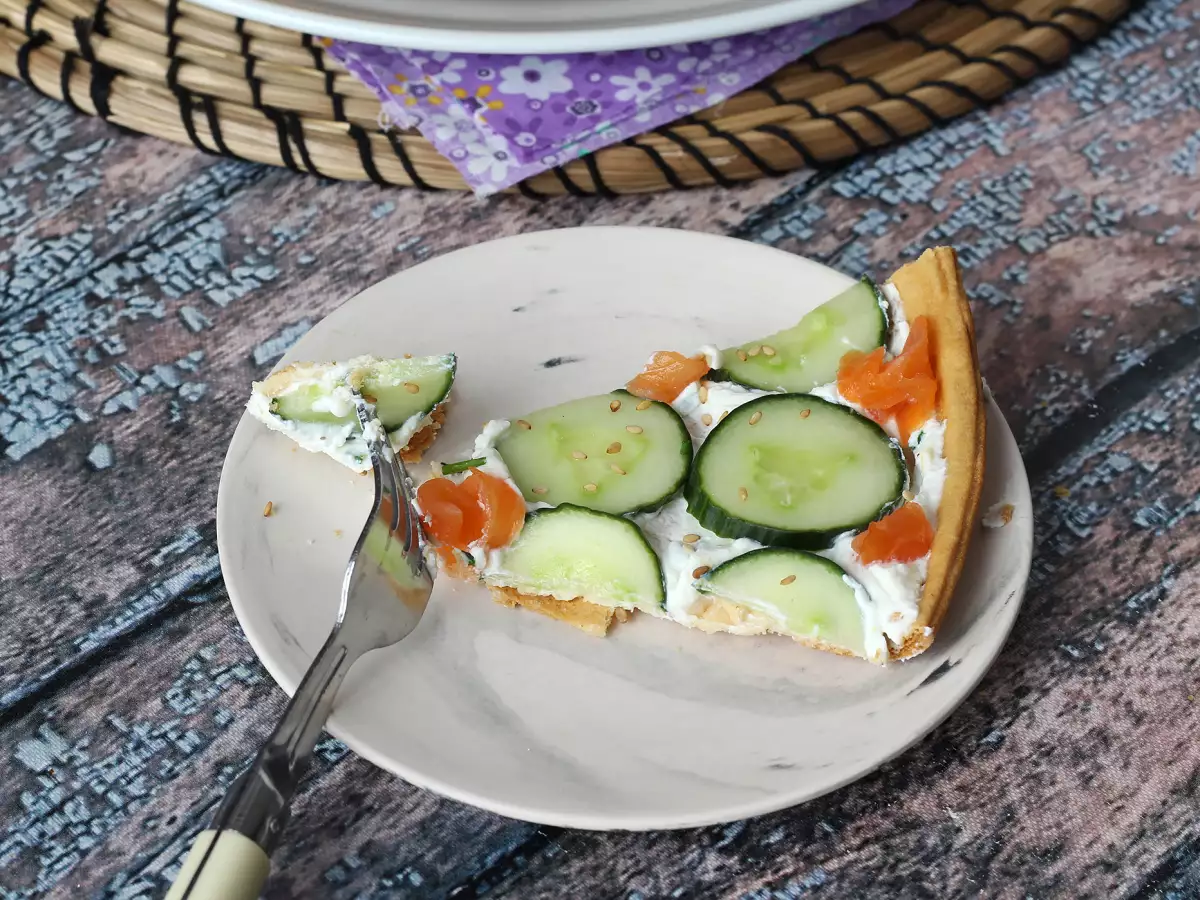 Izjemno osvežujoča poletna pita z rikoto, kumaro in dimljenim lososom - fotografija 2
