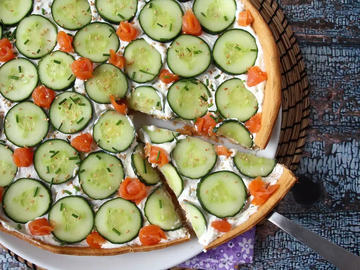 Izjemno osvežujoča poletna pita z rikoto, kumaro in dimljenim lososom - fotografija 6