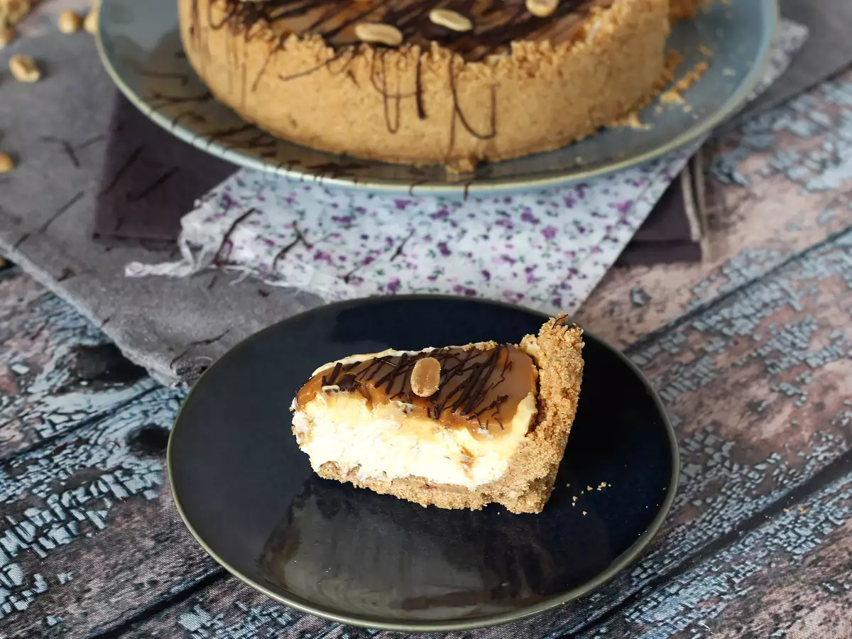 Izjemno razkošen cheesecake v slogu Snickersa - fotografija 2