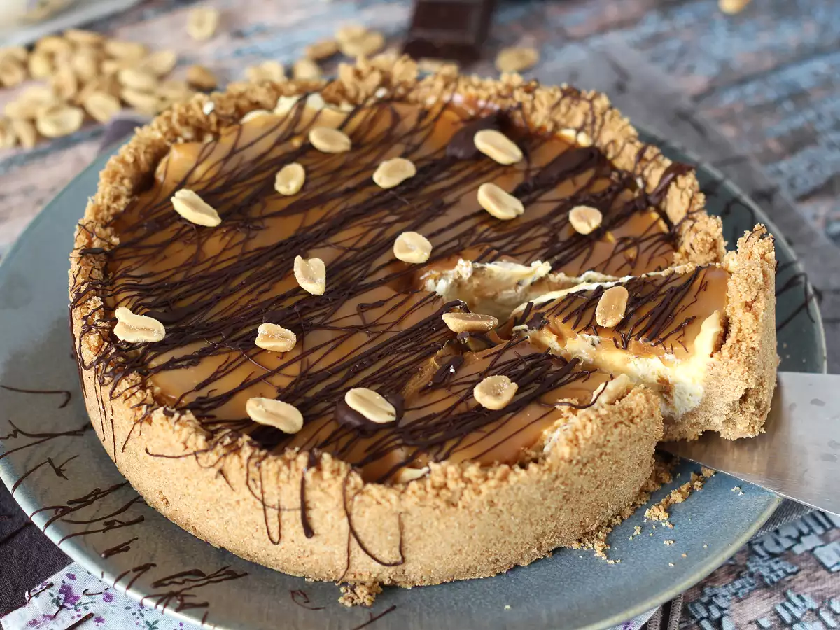 Izjemno razkošen cheesecake v slogu Snickersa - fotografija 3