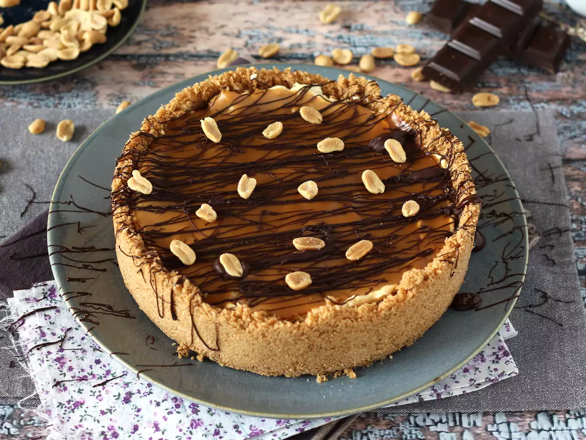 Izjemno razkošen cheesecake v slogu Snickersa - fotografija 5