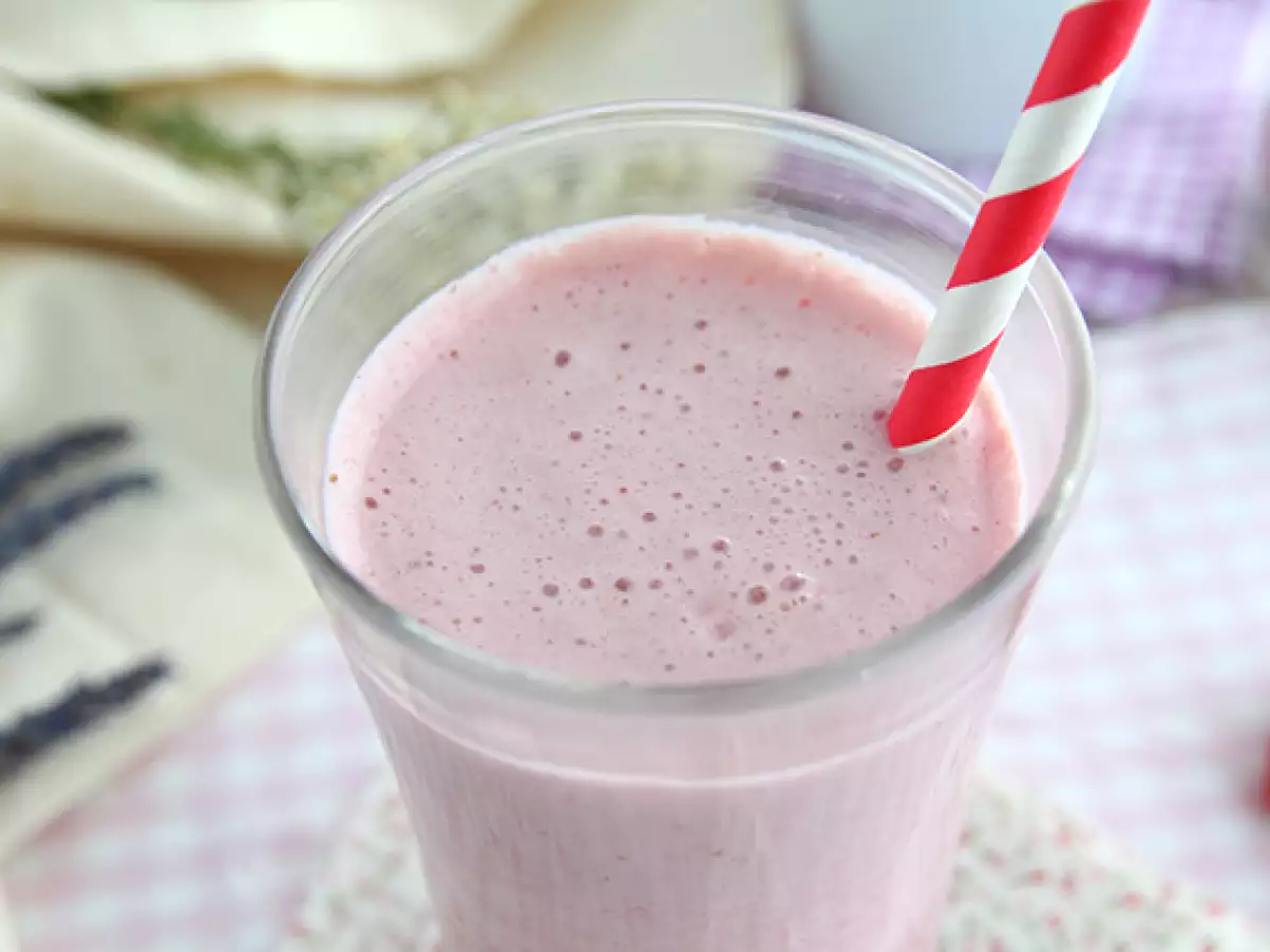 Jagodni in malinov milkshake - fotografija 2