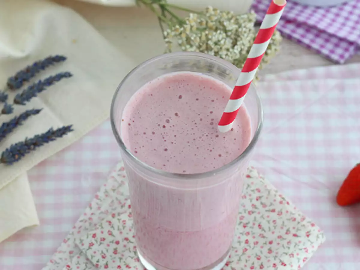 Jagodni in malinov milkshake - fotografija 3