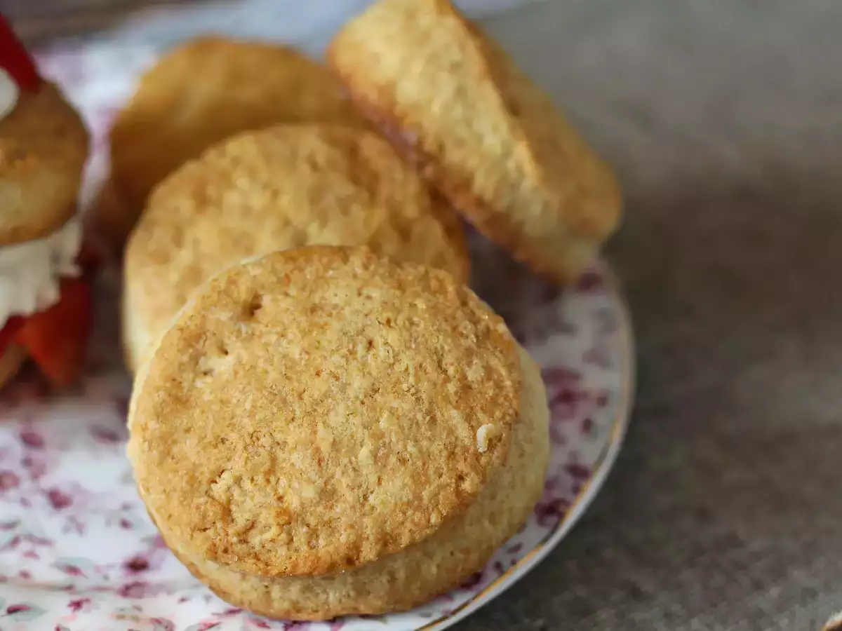 Jagodni kolač, ameriški kolač z jagodno kremo, ki nikoli ne propade. - fotografija 4