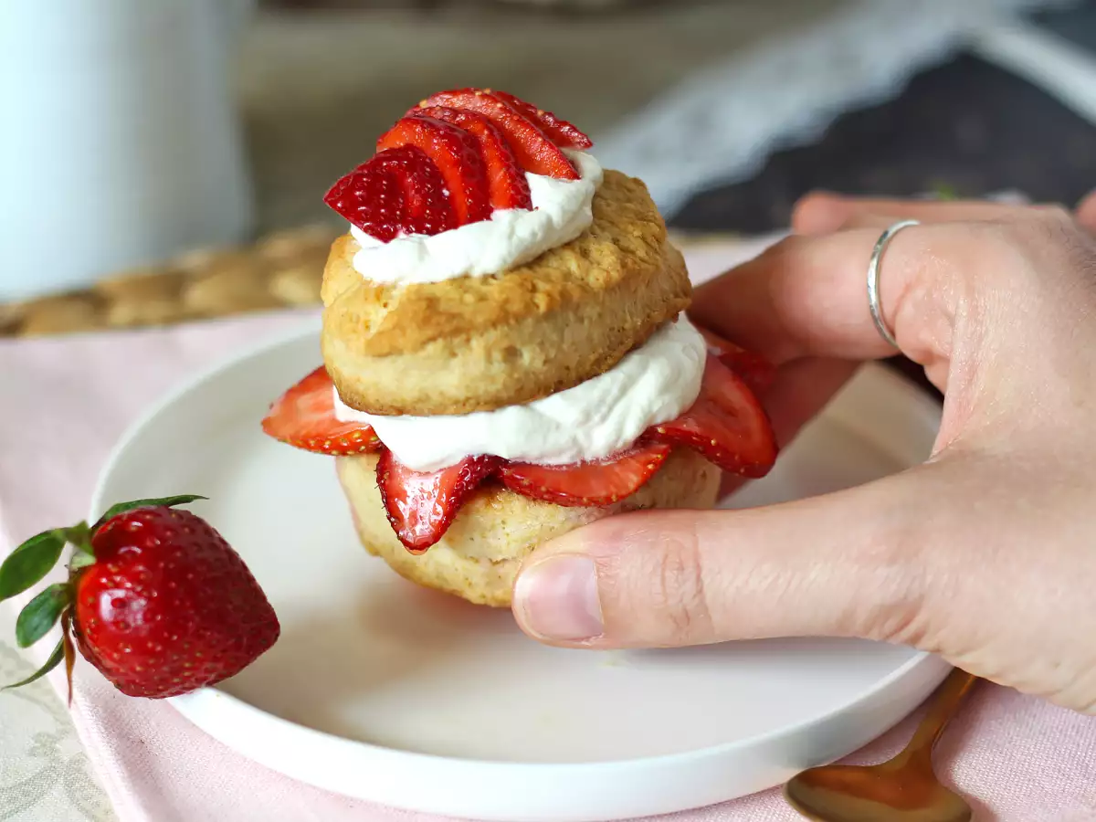 Jagodni shortcake – ameriška sladica z jagodami in stepeno smetano - fotografija 2
