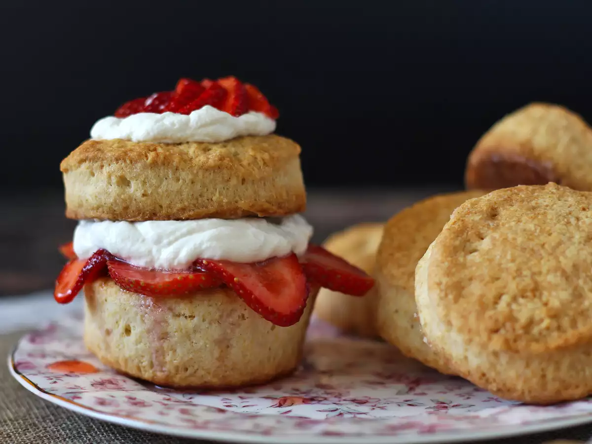 Jagodni shortcake – ameriška sladica z jagodami in stepeno smetano - fotografija 5