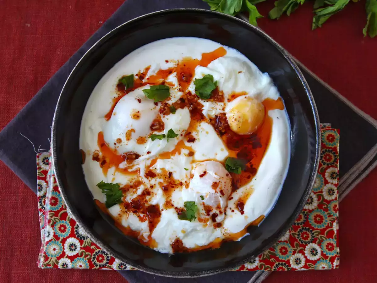 Jajca po turško na jogurtovi osnovi z začinjenim oljem - çilbir - fotografija 4
