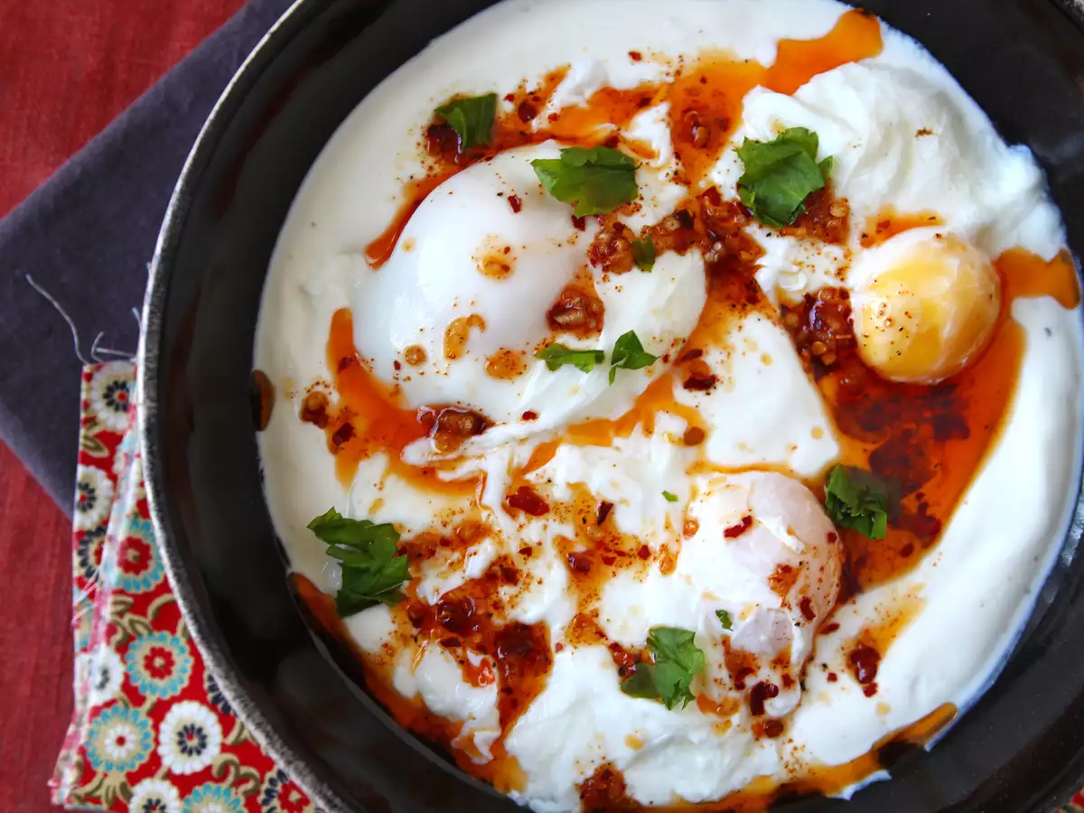 Jajca po turško na jogurtovi osnovi z začinjenim oljem - çilbir - fotografija 5