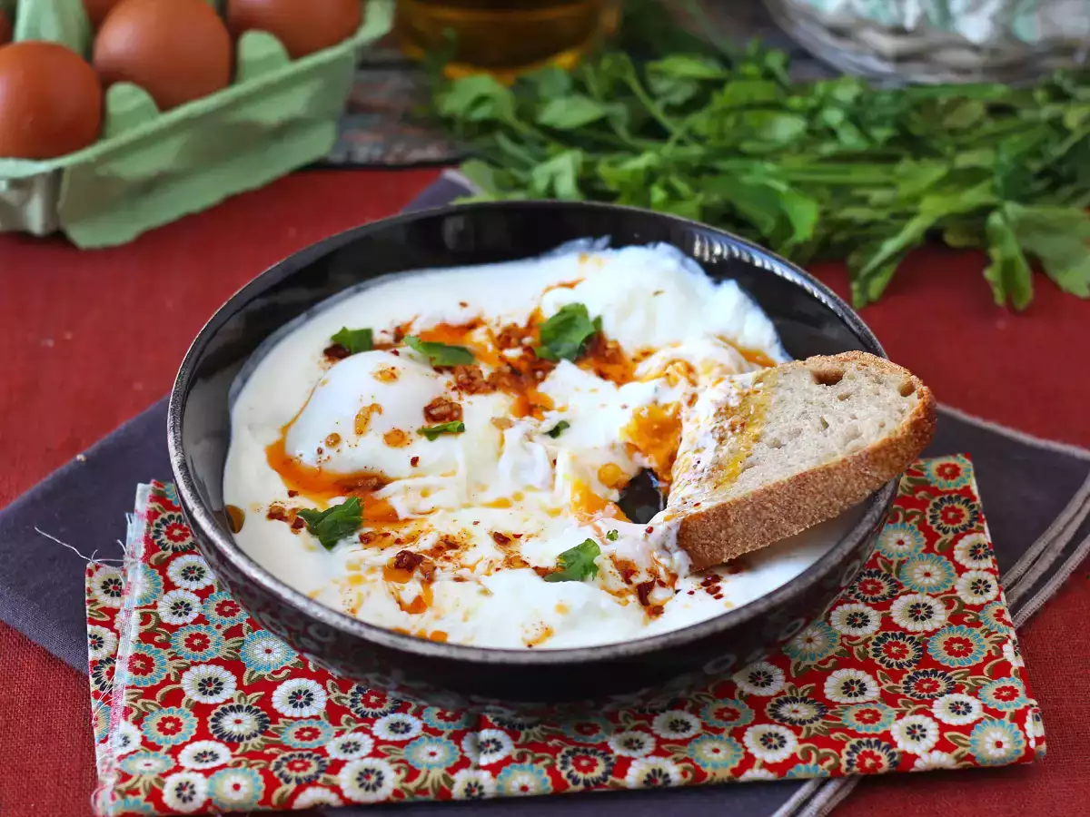 Jajca po turško na jogurtovi osnovi z začinjenim oljem - çilbir - fotografija 6