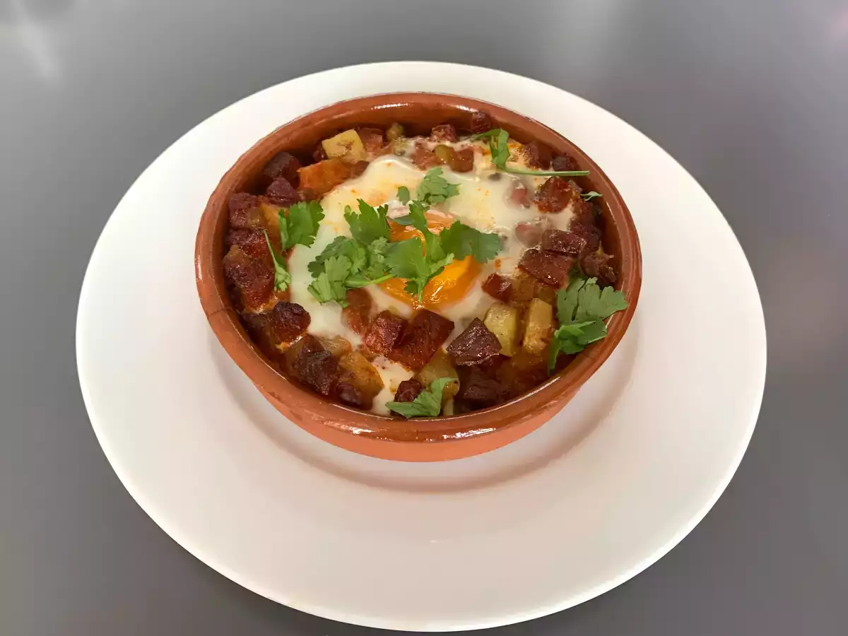 Jajca v slogu flamenko s krompirjem in klobaso chorizo - fotografija 2