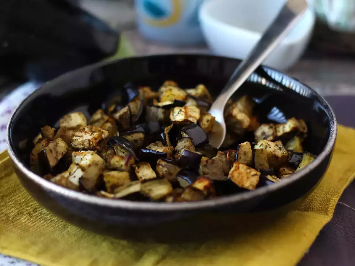 Jajčevci v zračnem cvrtniku: lahka priloga, ki je pripravljena v kratkem času - fotografija 2