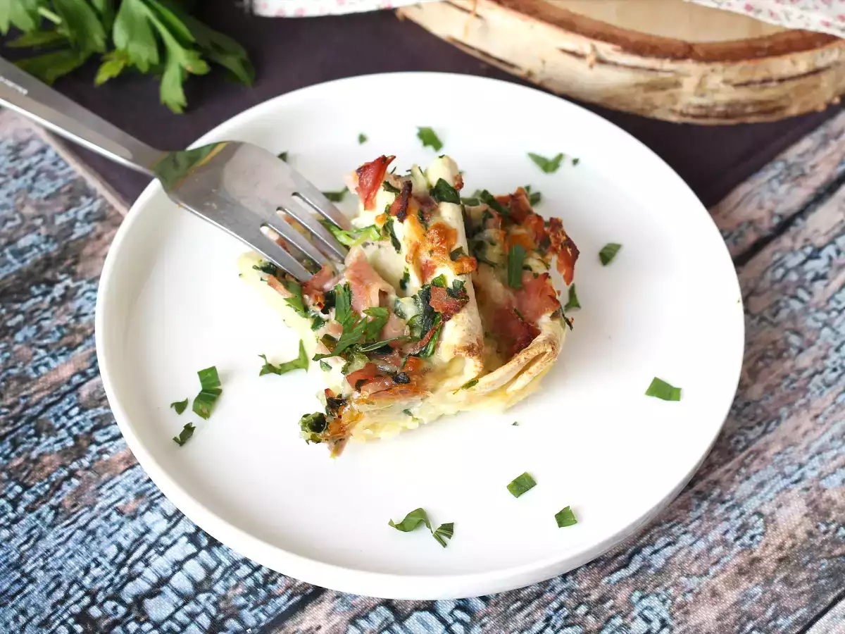 Kaj storiti s tortiljami Šunka, špinača in mocarela v gratiniranem testu v slogu torte z mrvicami - fotografija 2