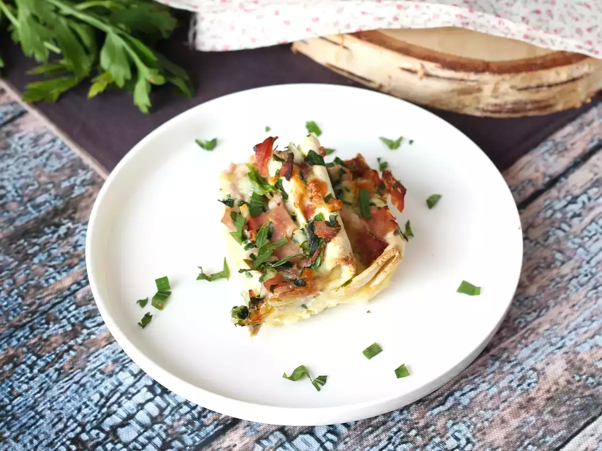 Kaj storiti s tortiljami Šunka, špinača in mocarela v gratiniranem testu v slogu torte z mrvicami - fotografija 4