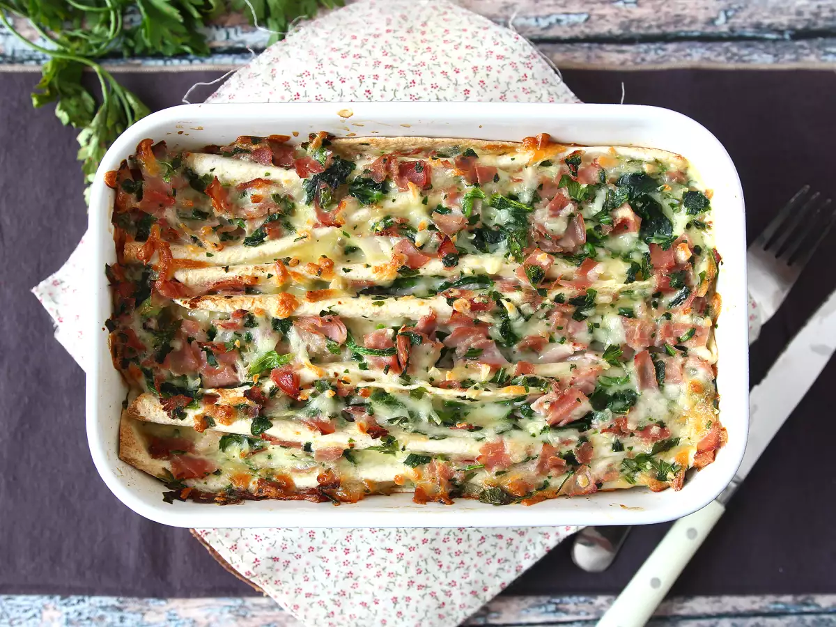 Kaj storiti s tortiljami Šunka, špinača in mocarela v gratiniranem testu v slogu torte z mrvicami - fotografija 5