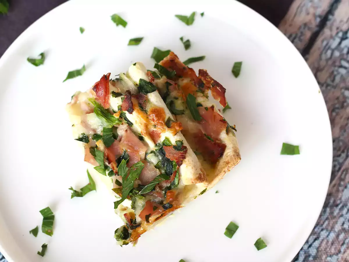 Kaj storiti s tortiljami Šunka, špinača in mocarela v gratiniranem testu v slogu torte z mrvicami - fotografija 6