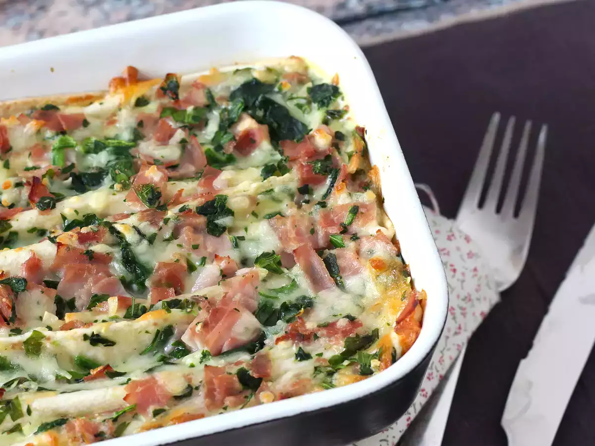 Kaj storiti s tortiljami Šunka, špinača in mocarela v gratiniranem testu v slogu torte z mrvicami - fotografija 9