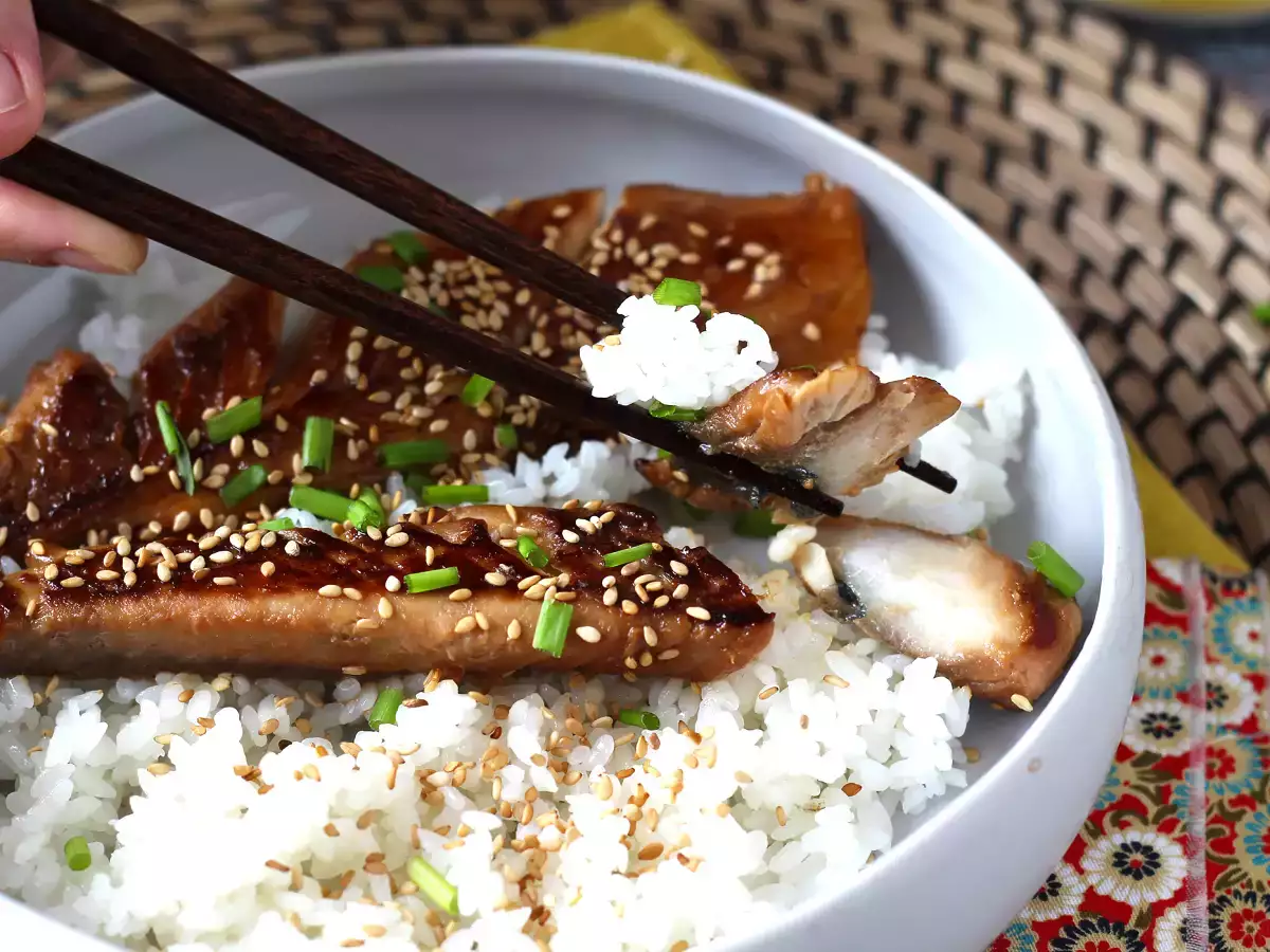 Kako pripravite skušo? Preizkusite ta recept z glazuro iz sojine omake in medu! - fotografija 2