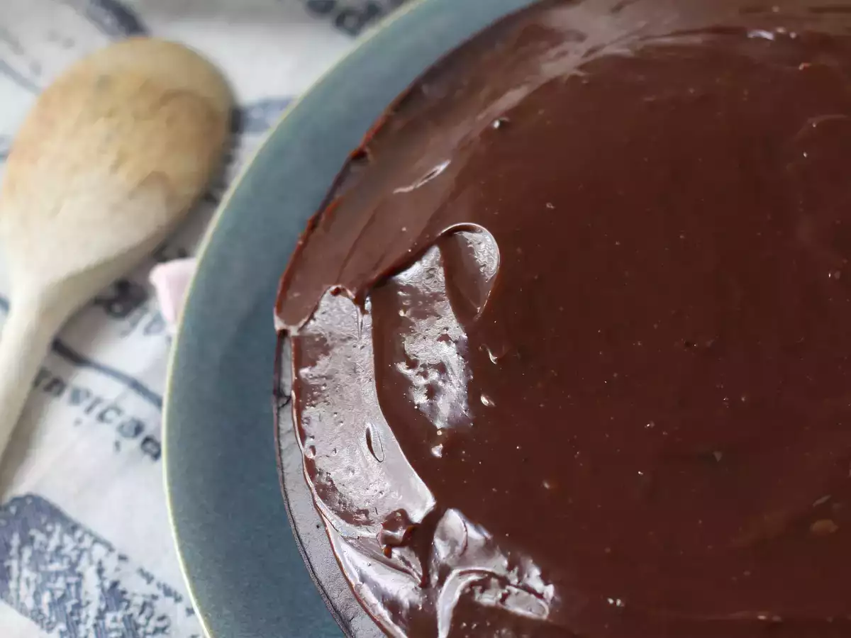 Kako pripraviti brigadeiro preliv za torte? - fotografija 3