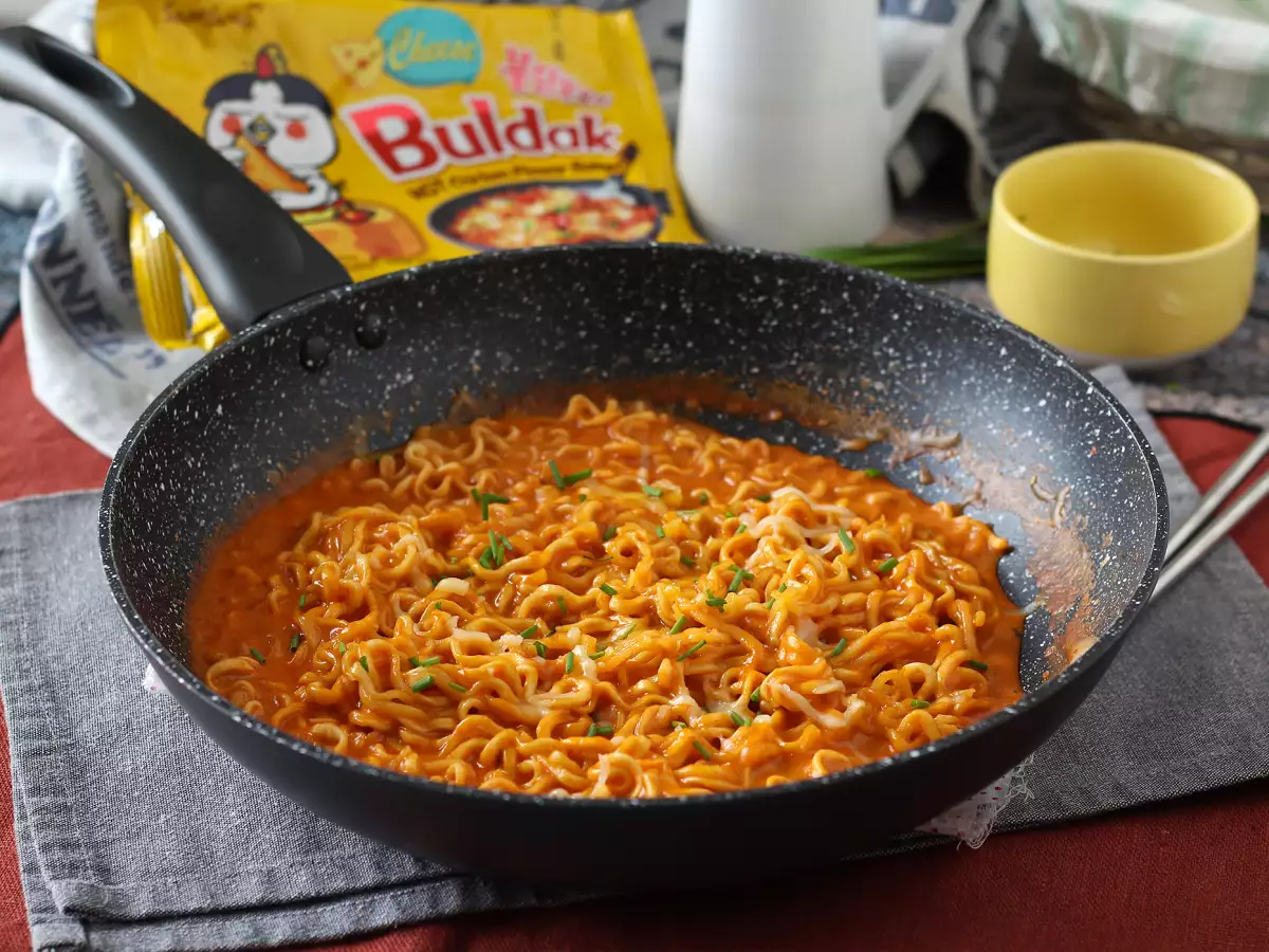 Kako pripraviti Buldak z okusom sira? Hiter in preprost recept!