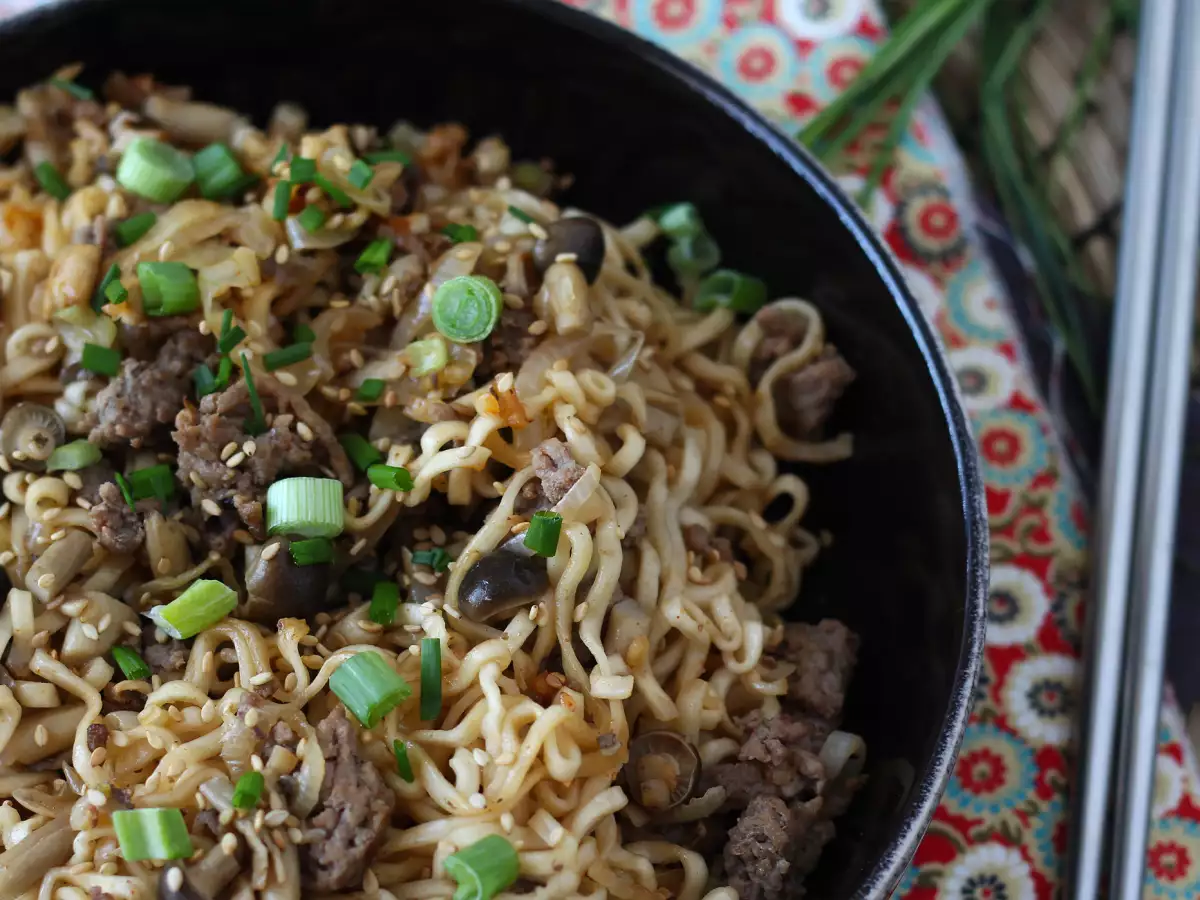 Kako pripraviti instantne rezance? Hiter recept z govedino in gobami - fotografija 4