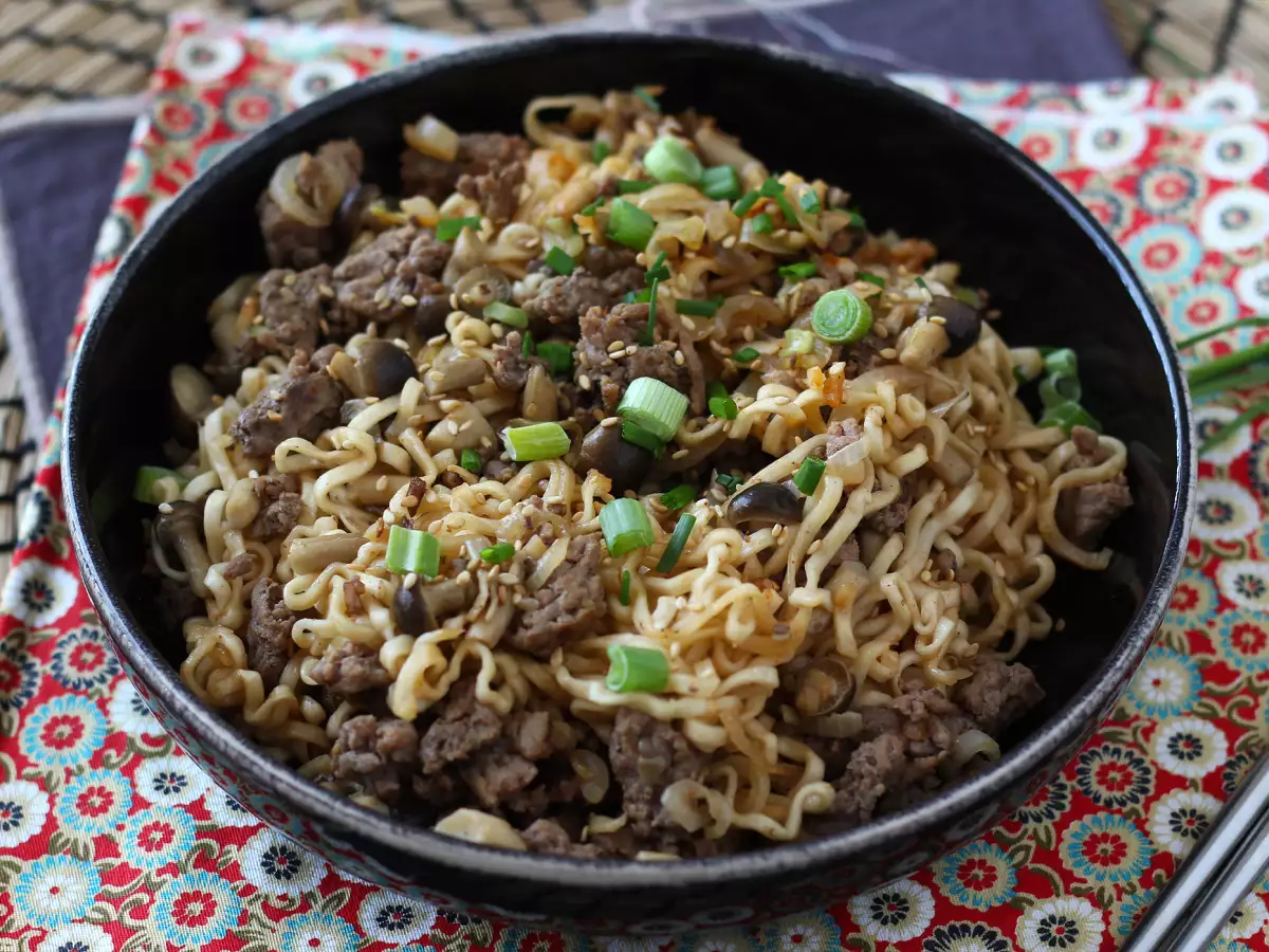 Kako pripraviti instantne rezance? Hiter recept z govedino in gobami - fotografija 6