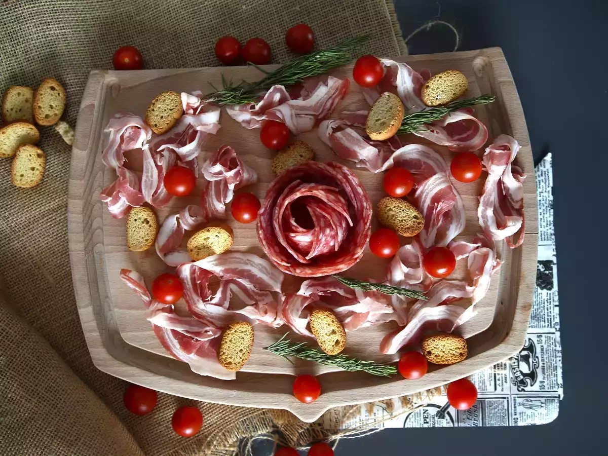 Kako pripraviti krožnik z ocvirki? Zložite ga v obliko vrtnice! - fotografija 5