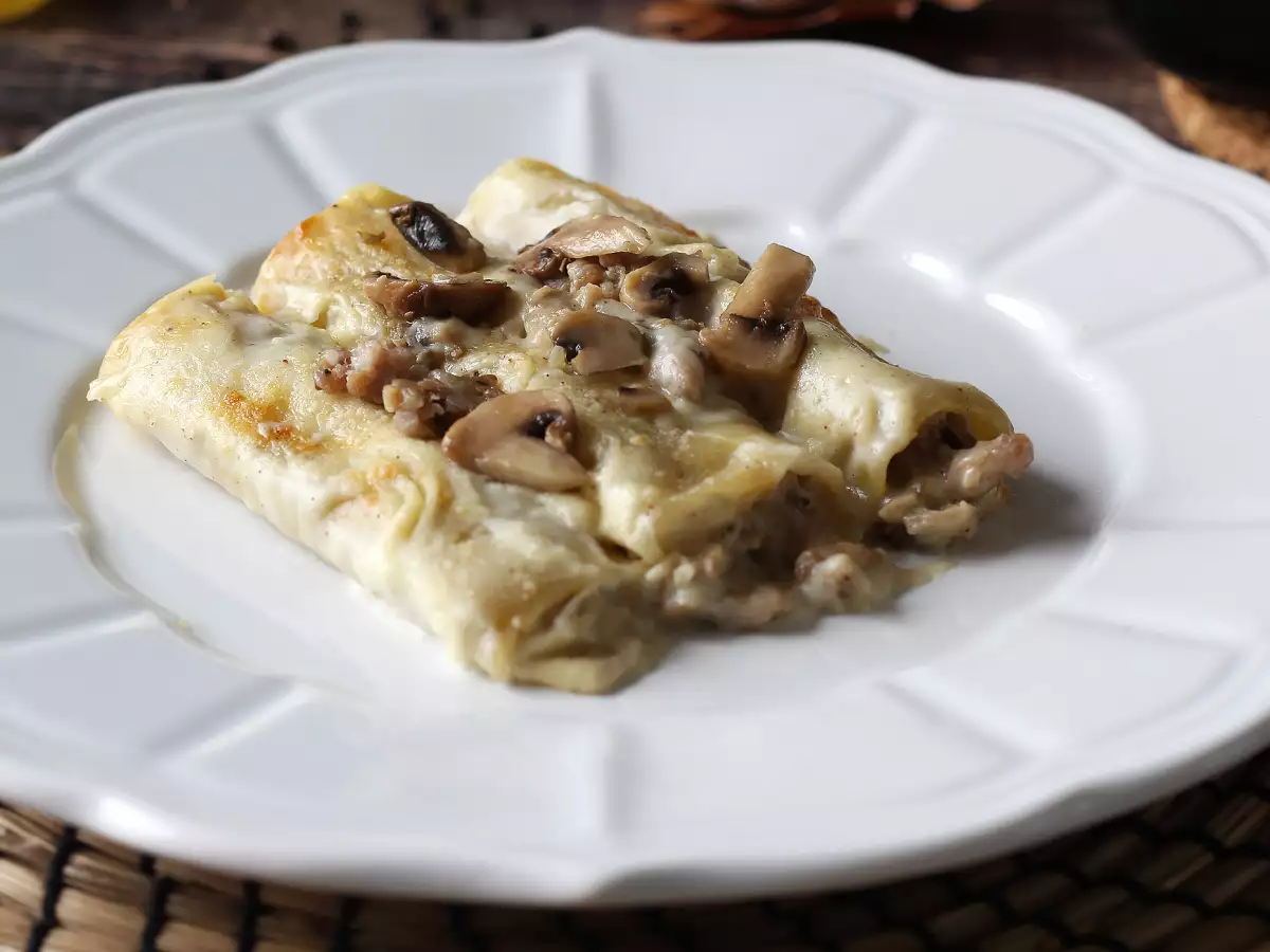 Kaneloni z gobami in klobaso: bogata in okusna glavna jed