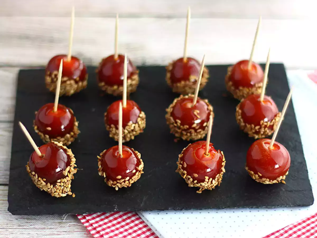 Karameliziran češnjev paradižnik s sezamovimi semeni ali ljubezenski paradižnik - fotografija 2