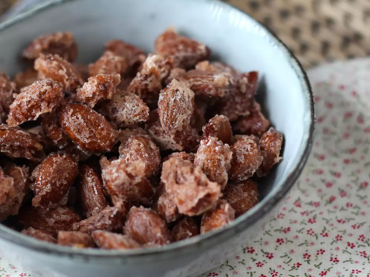 Karamelizirani mandlji iz cvrtnika na vroč zrak (praline) - fotografija 4