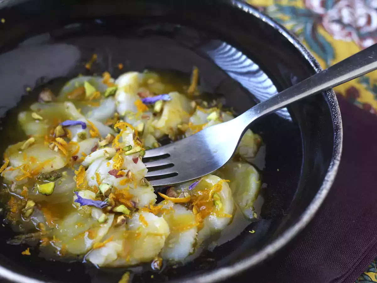 Karpačo iz pokrovač z vinaigretom iz citrusov in pistacijami, elegantna in enostavna predjed. - fotografija 2