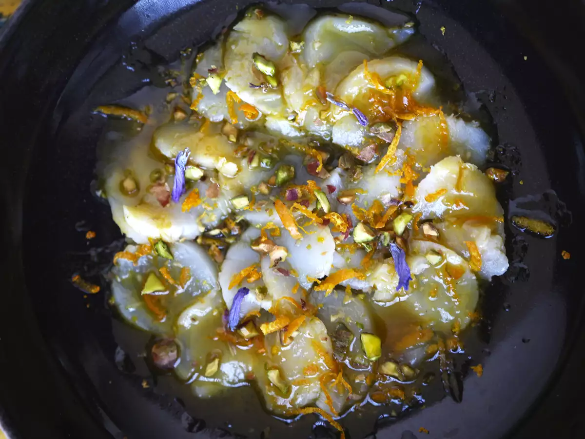 Karpačo iz pokrovač z vinaigretom iz citrusov in pistacijami, elegantna in enostavna predjed. - fotografija 3