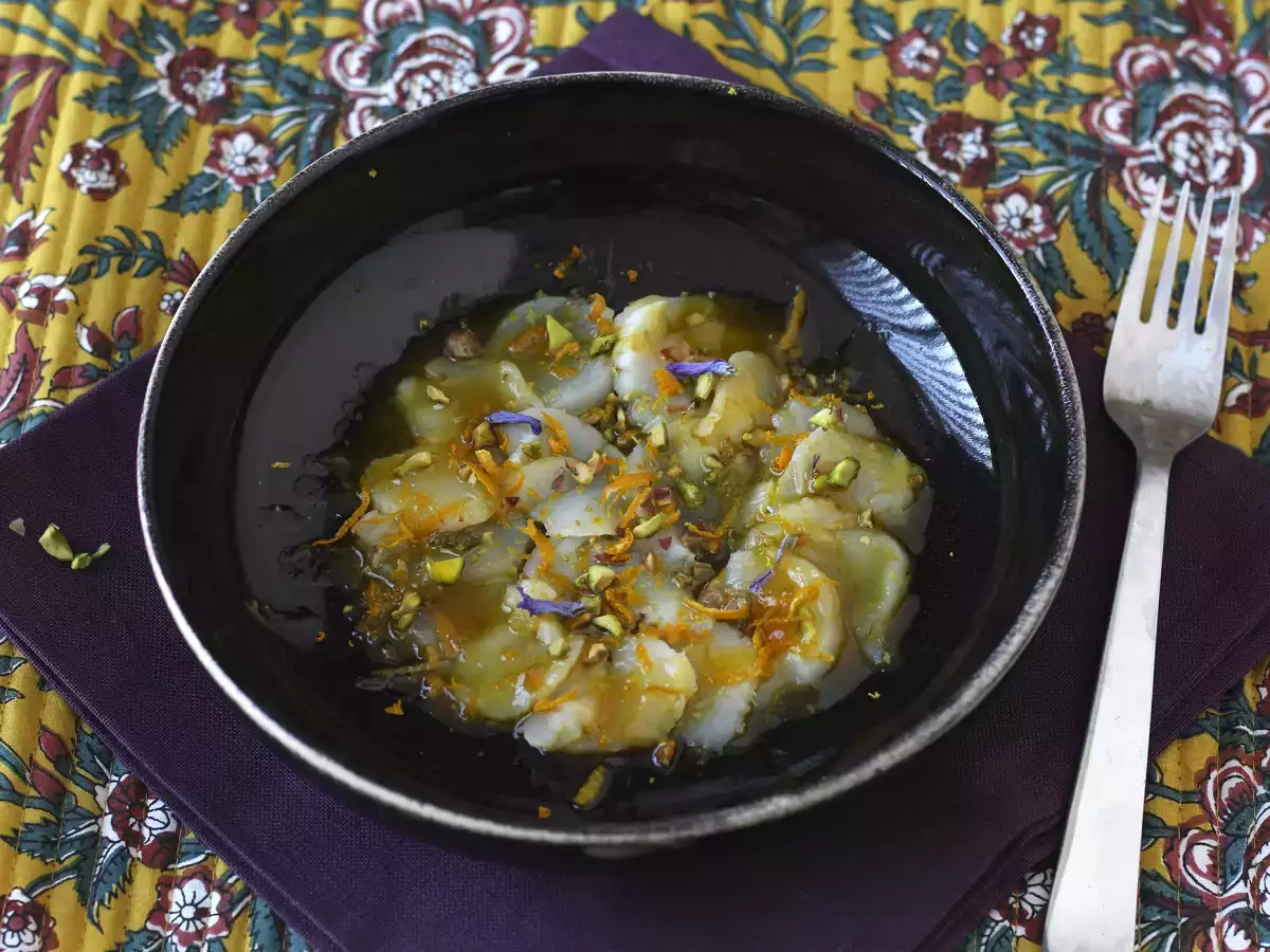 Karpačo iz pokrovač z vinaigretom iz citrusov in pistacijami, elegantna in enostavna predjed. - fotografija 4