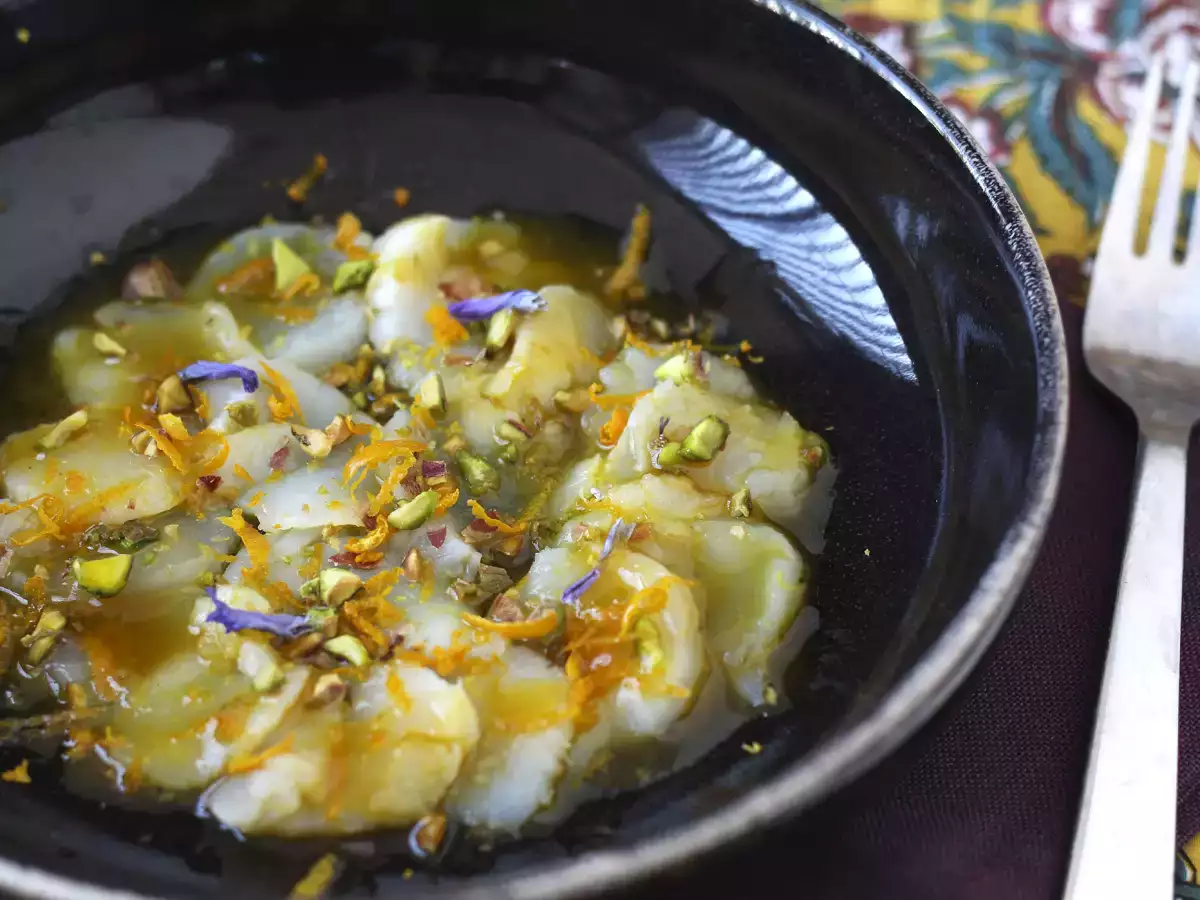 Karpačo iz pokrovač z vinaigretom iz citrusov in pistacijami, elegantna in enostavna predjed. - fotografija 5