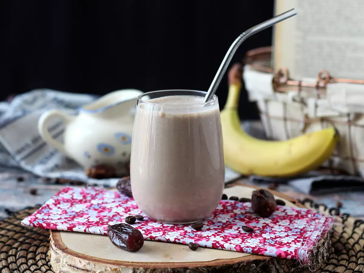 Kavni smoothie z datlji za prebujenje! - fotografija 3