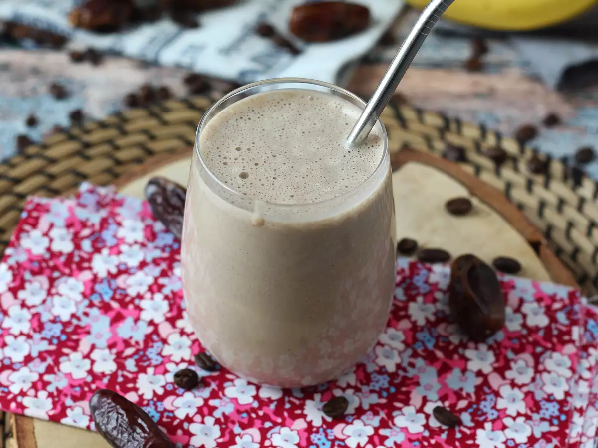 Kavni smoothie z datlji za prebujenje! - fotografija 4