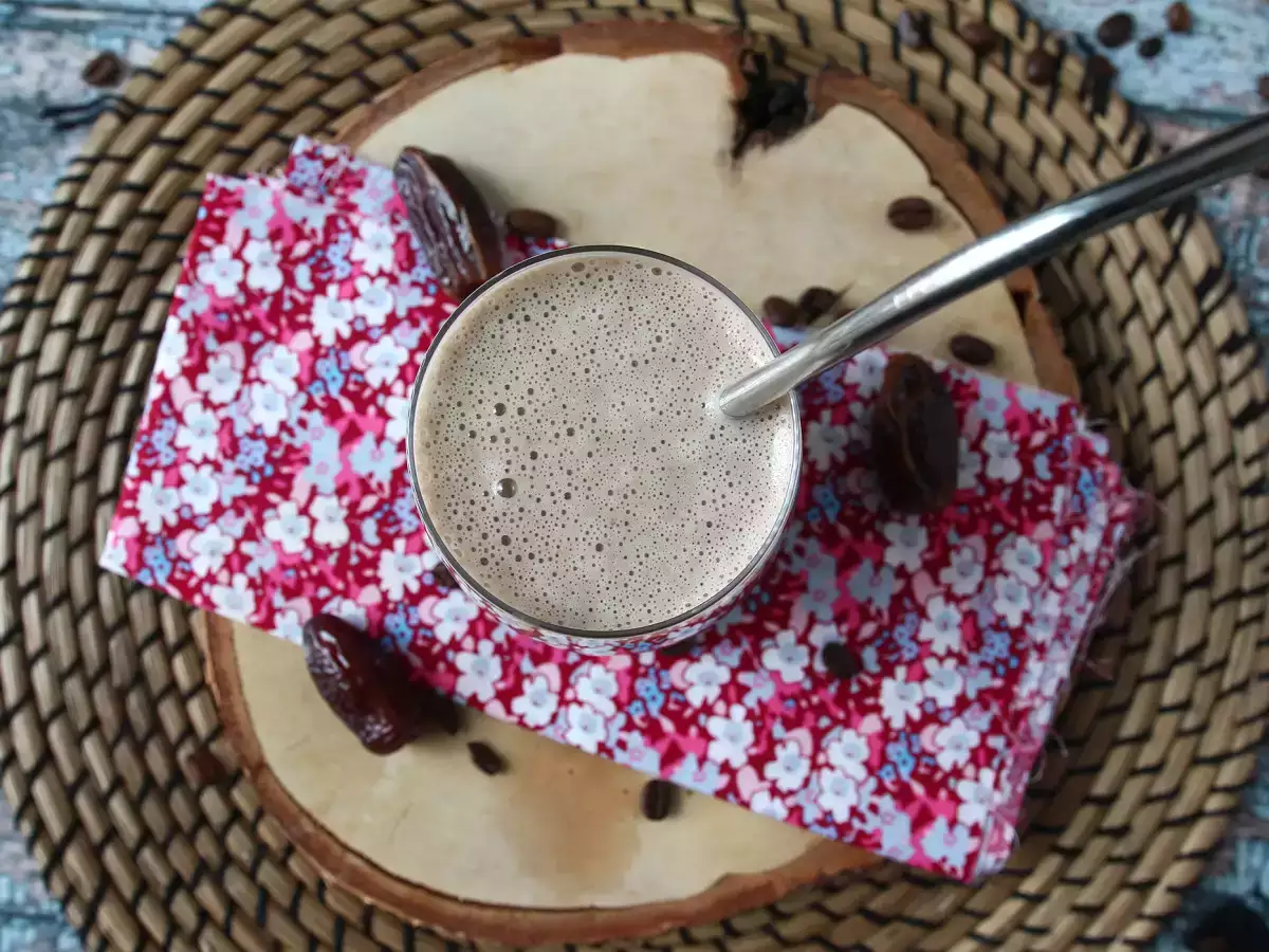 Kavni smoothie z datlji za prebujenje! - fotografija 5