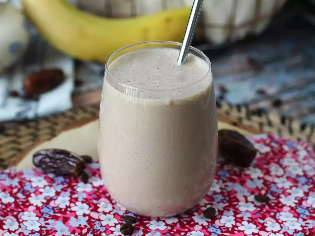 Kavni smoothie z datlji za prebujenje! - fotografija 6