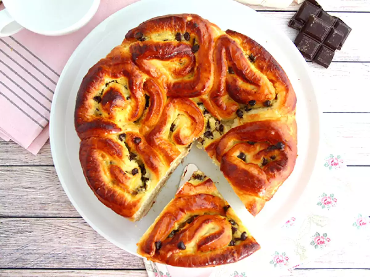 Kitajski brioš, polnjen s kremo in čokoladnimi koščki - fotografija 4