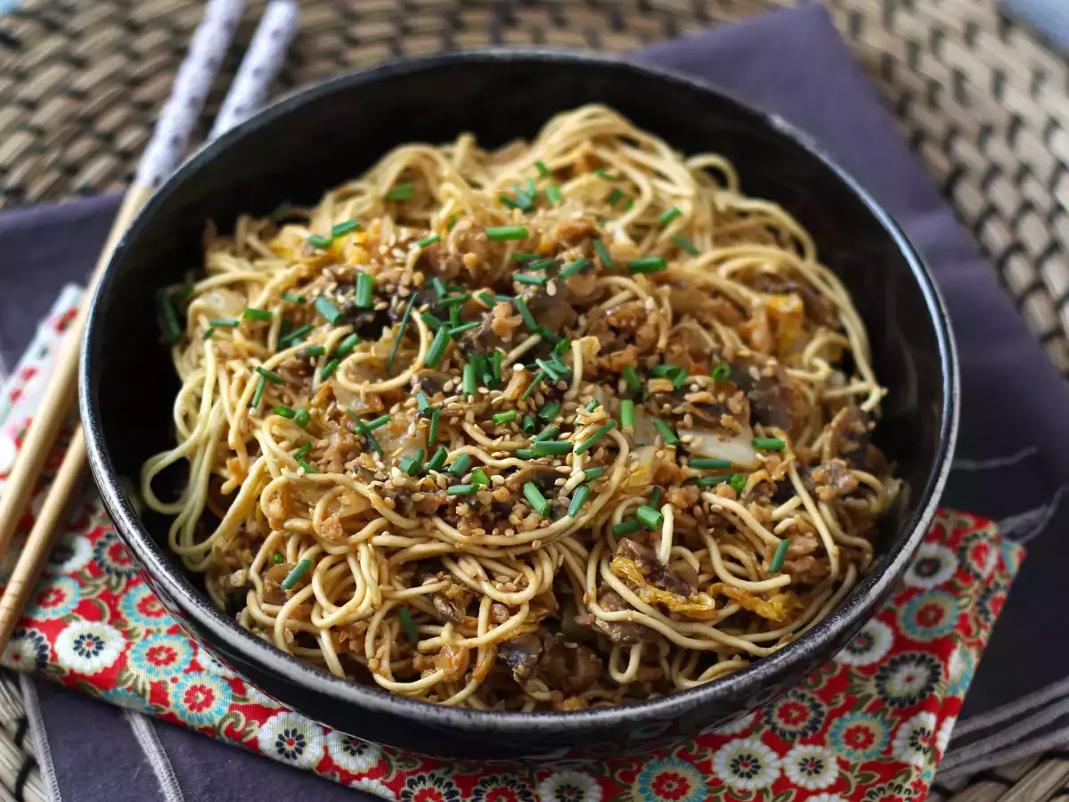 Kitajski rezanci vok (zelenjava in teksturirane sojine beljakovine) - fotografija 6