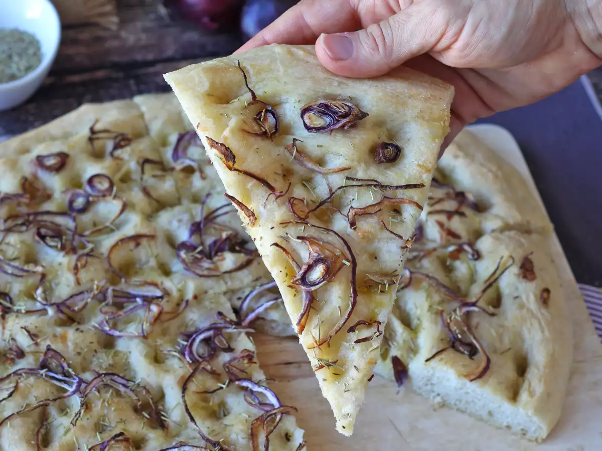 Kmečka focaccia s čebulo in rožmarinom