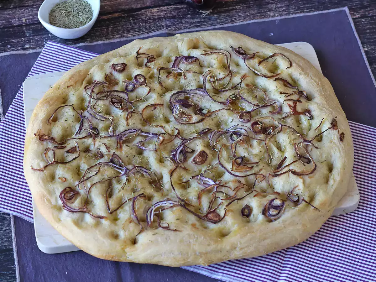 Kmečka focaccia s čebulo in rožmarinom - fotografija 2