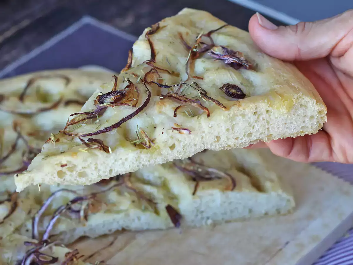 Kmečka focaccia s čebulo in rožmarinom - fotografija 3