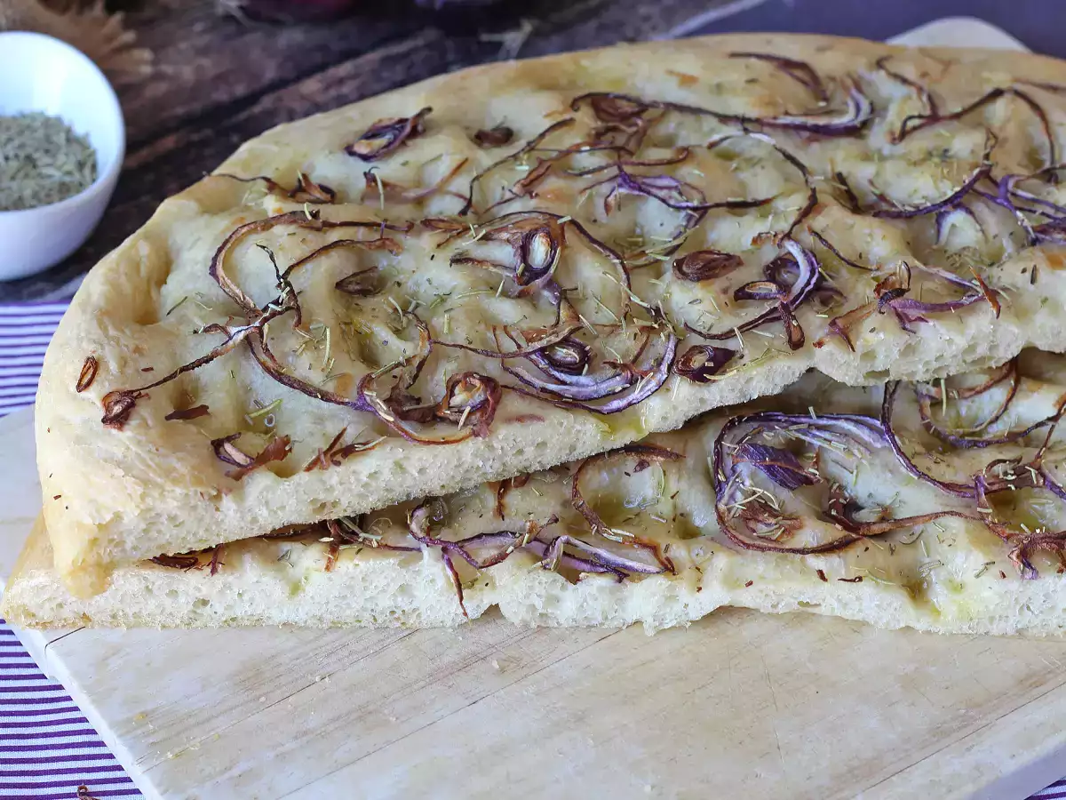 Kmečka focaccia s čebulo in rožmarinom - fotografija 4