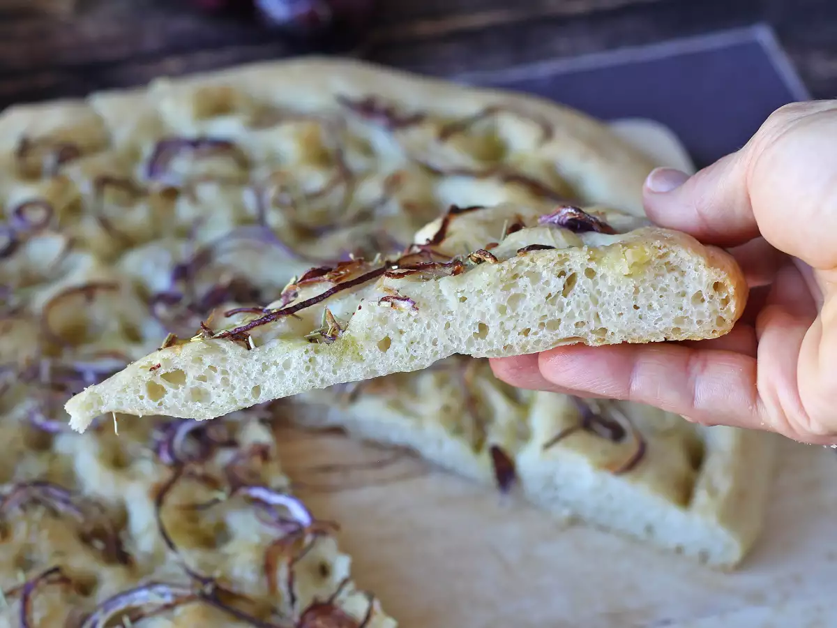 Kmečka focaccia s čebulo in rožmarinom - fotografija 5