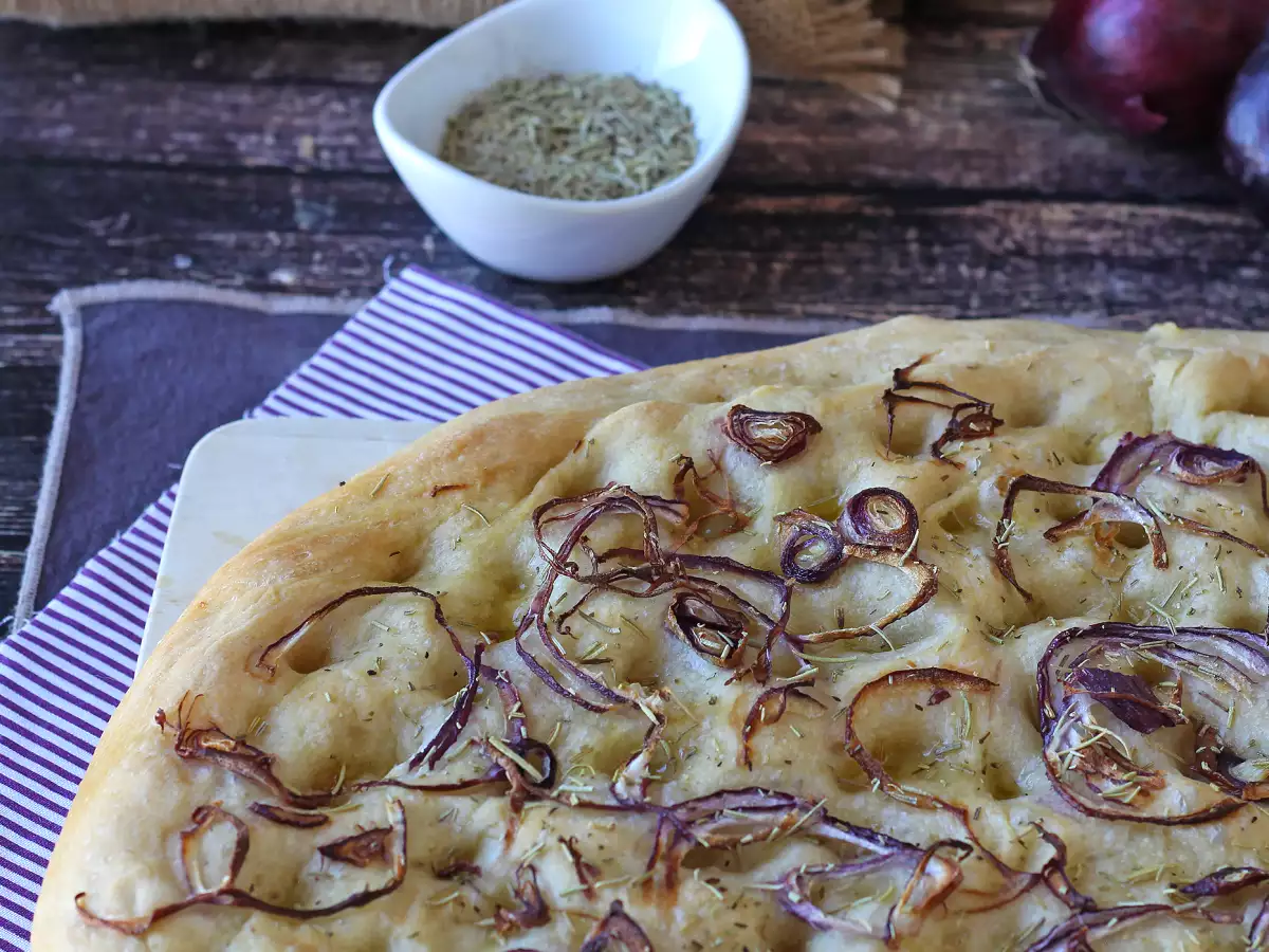 Kmečka focaccia s čebulo in rožmarinom - fotografija 6
