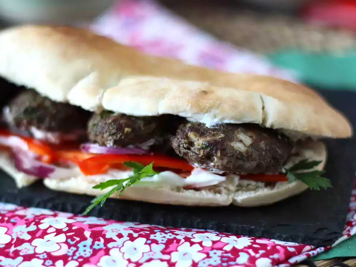 Köfte - turške mesne kroglice v kruhu - fotografija 2