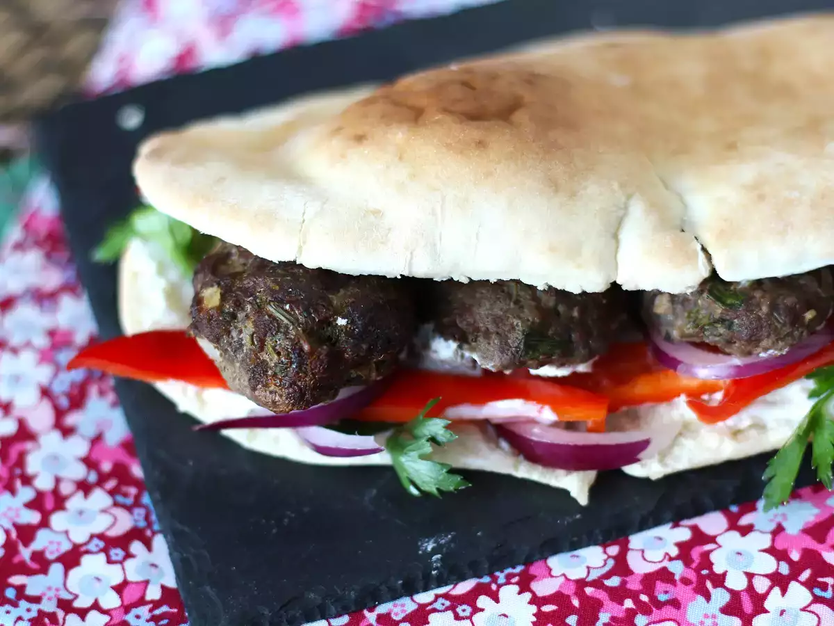 Köfte - turške mesne kroglice v kruhu - fotografija 5