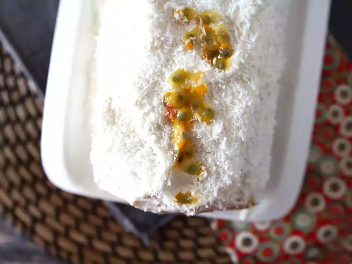 Kokosov zavitek s pasijonko, kot nalašč za Yule log - fotografija 2