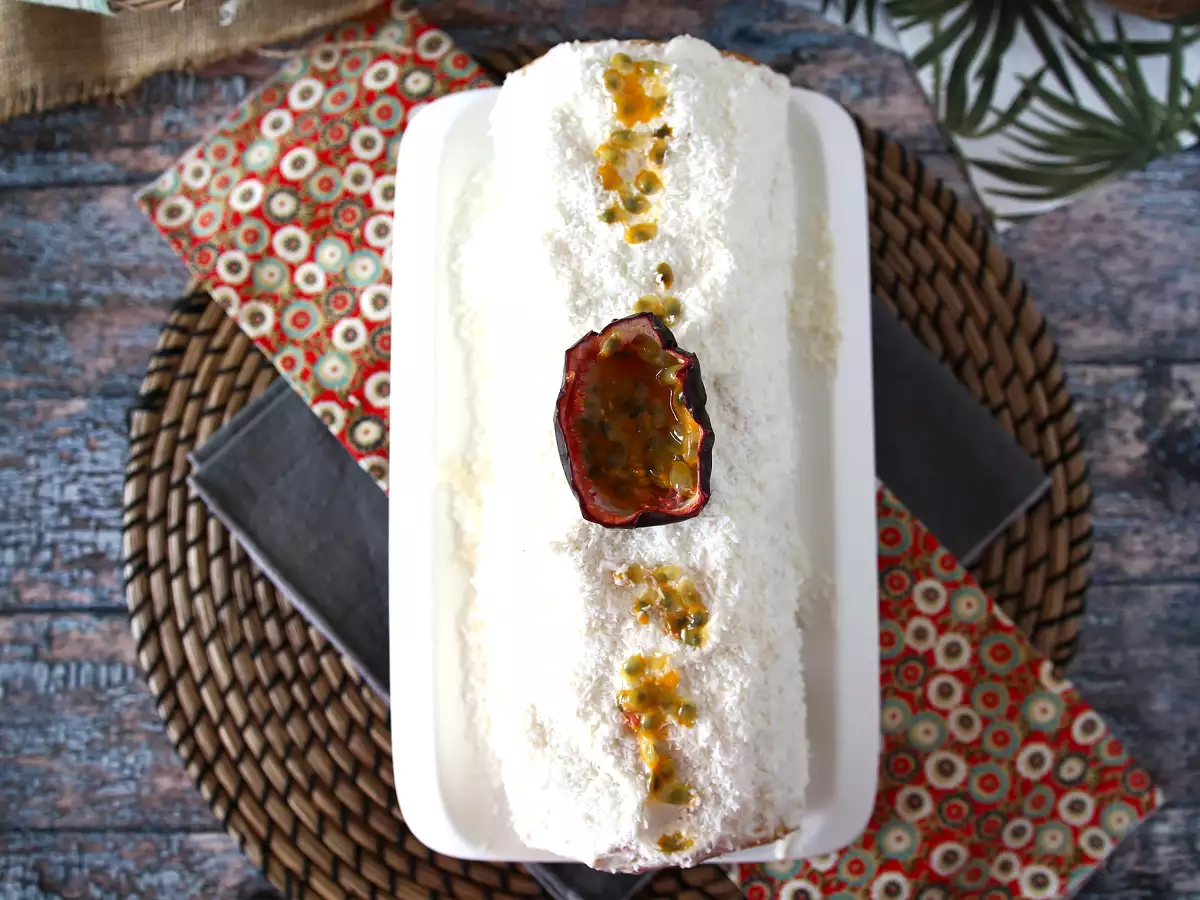 Kokosov zavitek s pasijonko, kot nalašč za Yule log - fotografija 3